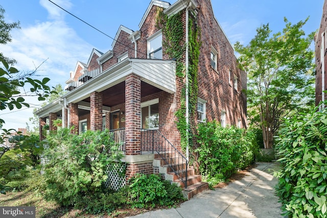 view of front of home featuring a balcony