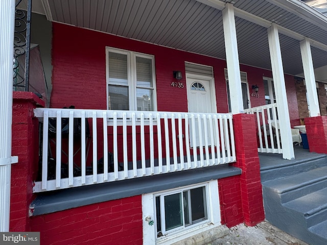 entrance to property featuring a porch