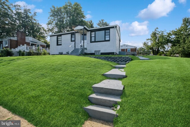 view of front facade featuring a front yard