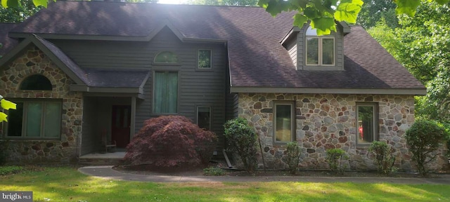 view of front of house with a front lawn