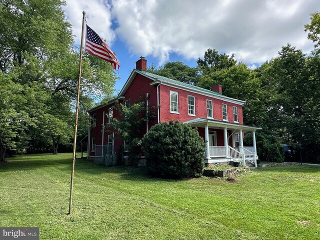 view of front facade with a porch and a front lawn