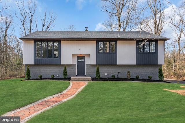 split foyer home featuring a front yard