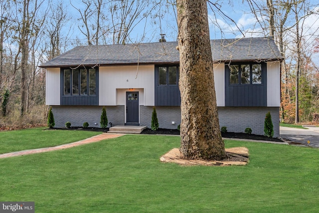 split foyer home with a front lawn