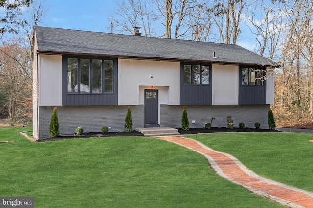 bi-level home featuring a front lawn