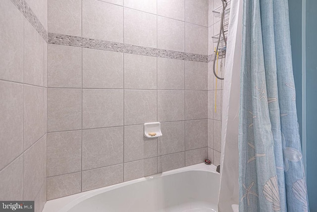 bathroom with shower / tub combo with curtain