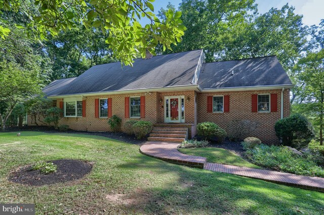 view of front of property with a front yard