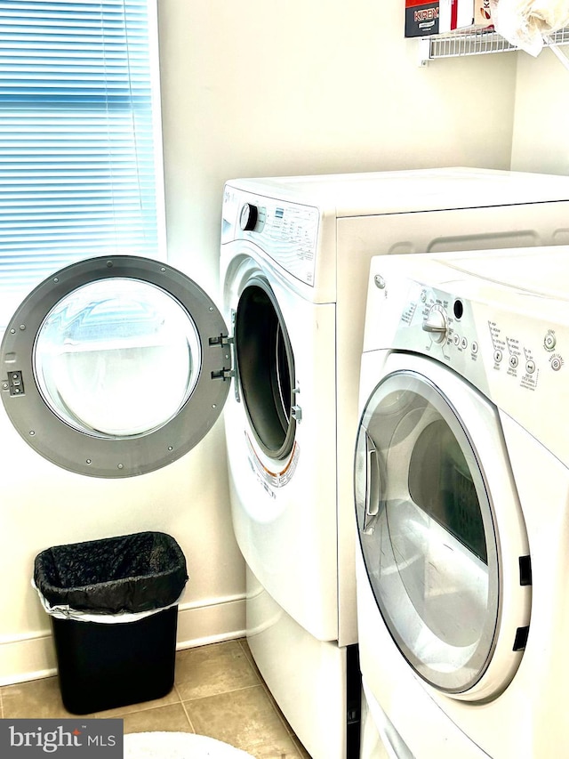 laundry room featuring light tile patterned floors and independent washer and dryer