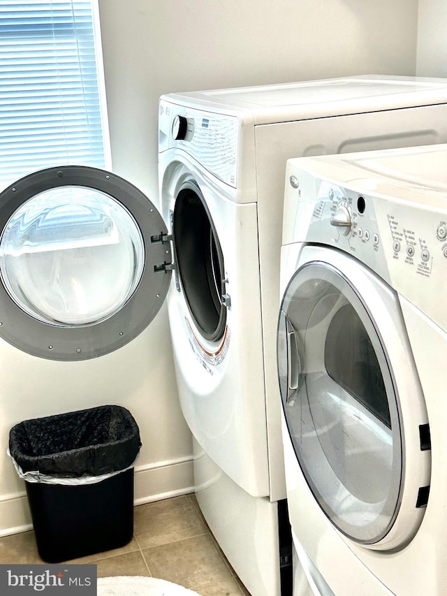 washroom featuring light tile patterned floors and independent washer and dryer