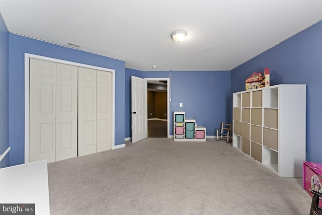 recreation room with carpet flooring