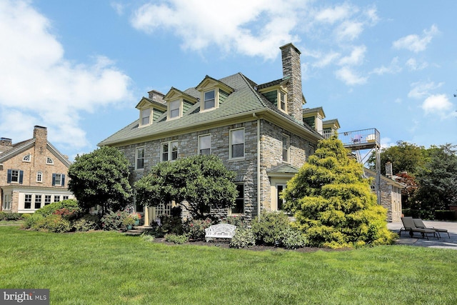 view of front of home featuring a front yard