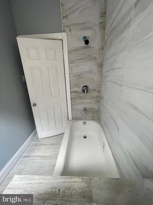 bathroom with tiled shower / bath combo