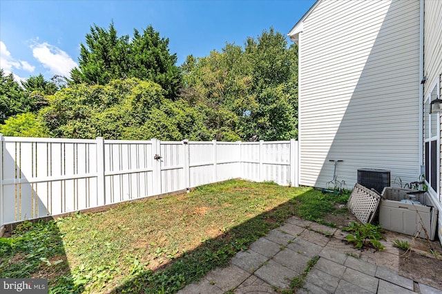 view of yard with a patio