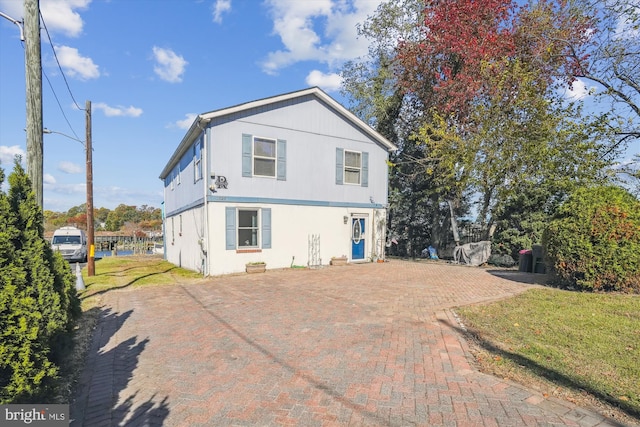 view of front of property featuring a front yard