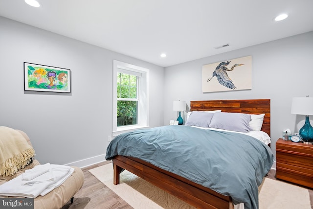 bedroom featuring light wood-style floors, baseboards, visible vents, and recessed lighting