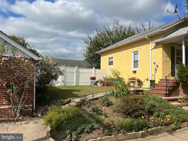 view of yard featuring fence