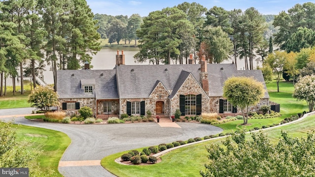 view of front facade featuring a front yard