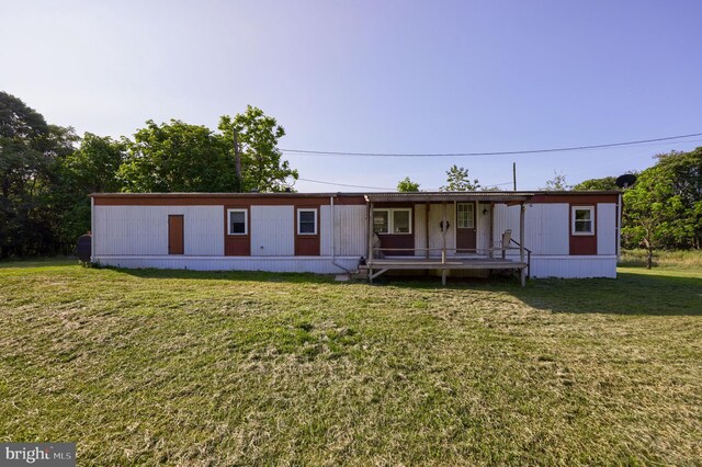 manufactured / mobile home with a front lawn