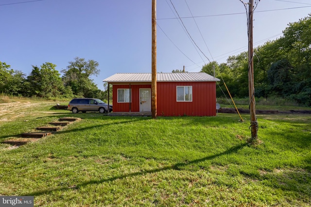 exterior space featuring a lawn