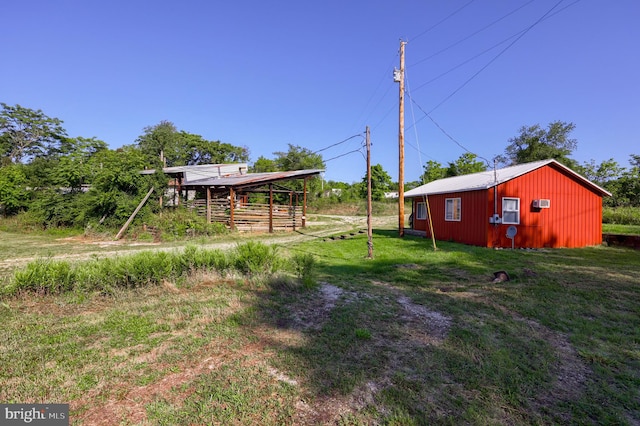 view of yard featuring an outbuilding