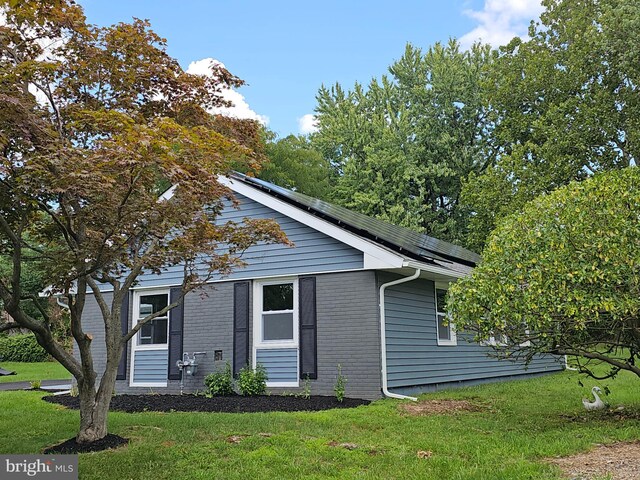 view of front of house featuring a front lawn