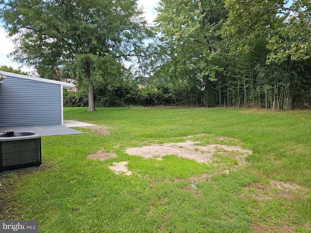 view of yard featuring central AC unit