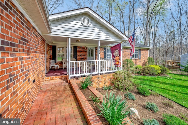 view of front of house featuring a porch and a front lawn