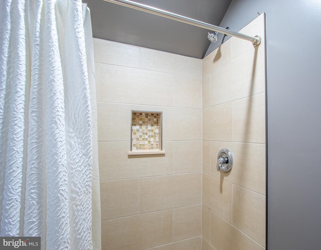 bathroom featuring tiled shower