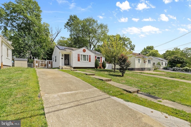 bungalow featuring a front lawn