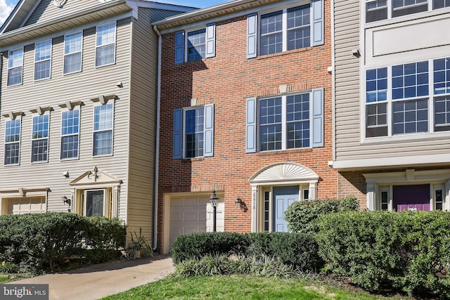 townhome / multi-family property featuring a garage