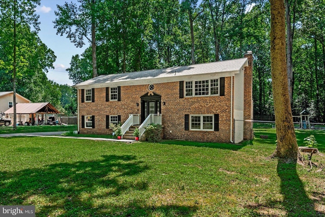 split foyer home with a front yard