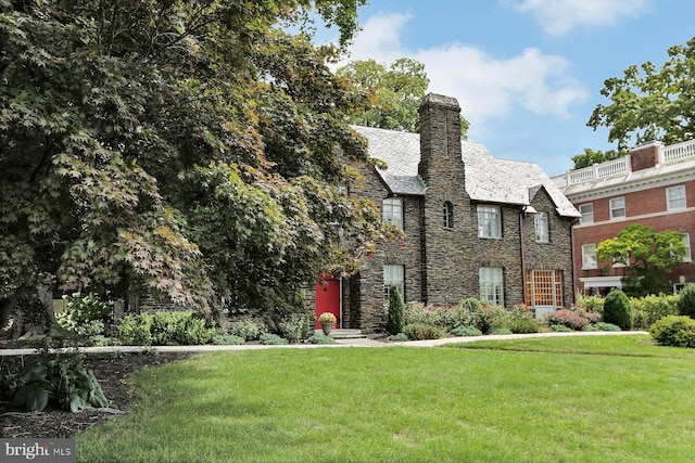 tudor house featuring a front lawn