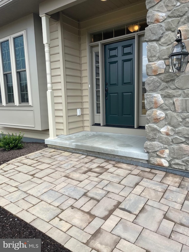 property entrance featuring a porch