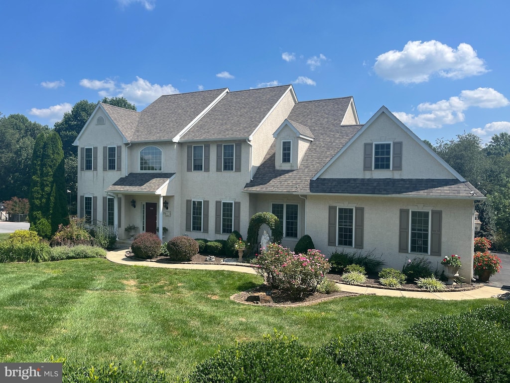 view of front of property featuring a front lawn