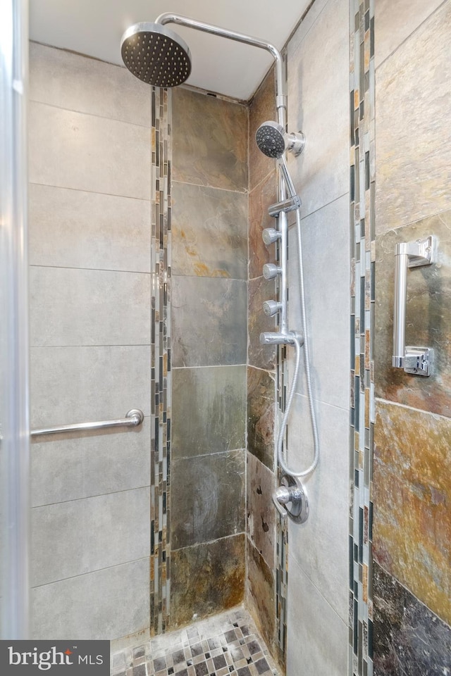 bathroom featuring a tile shower