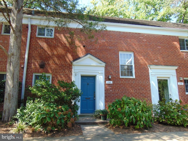 view of front facade featuring brick siding