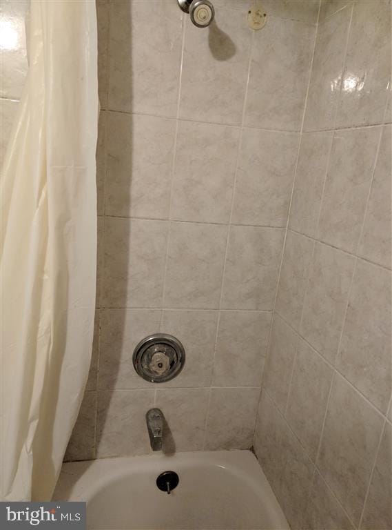 bathroom featuring shower / bathtub combination with curtain