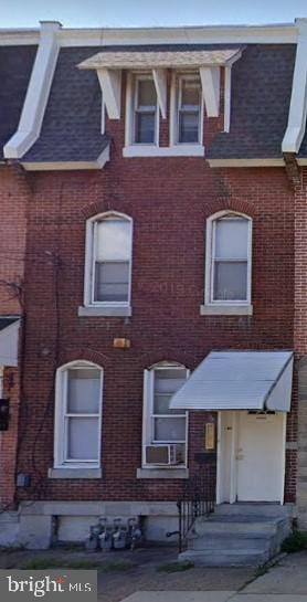 view of front facade featuring brick siding