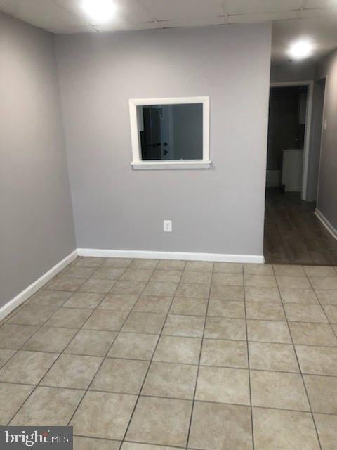 unfurnished room featuring light tile patterned floors