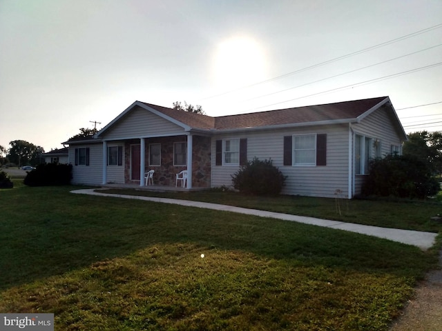 ranch-style house featuring a front yard