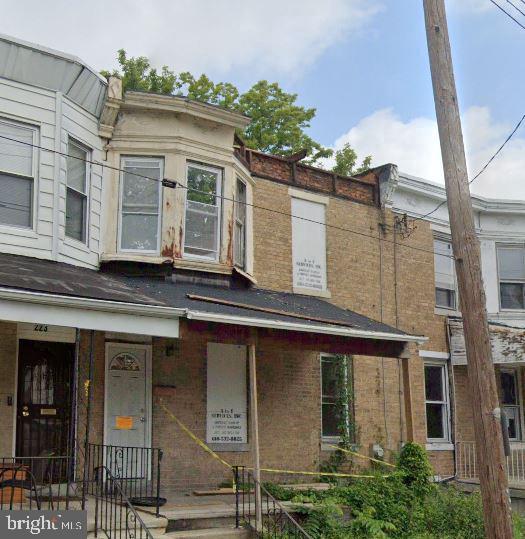 townhome / multi-family property featuring covered porch