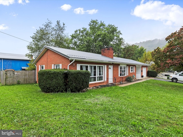 single story home featuring a front lawn