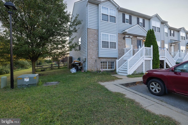 view of front of property with a front yard