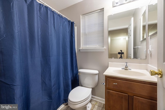 bathroom featuring a shower with curtain, vanity, and toilet