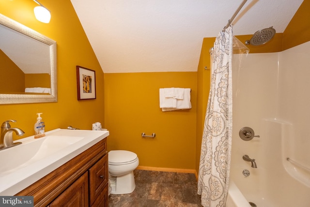 full bath with lofted ceiling, shower / bathtub combination with curtain, toilet, vanity, and baseboards