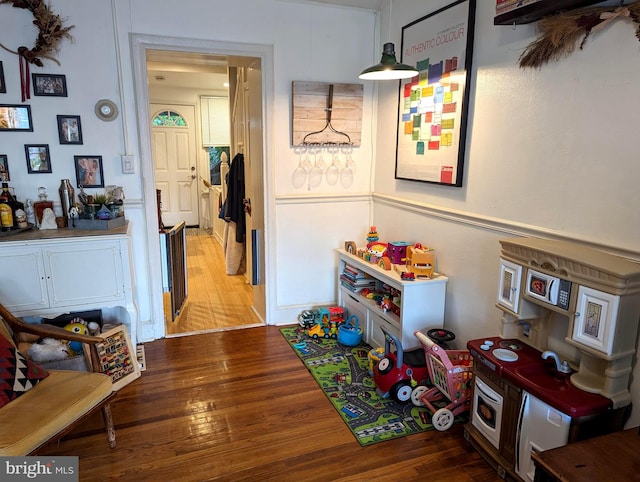 game room with hardwood / wood-style floors