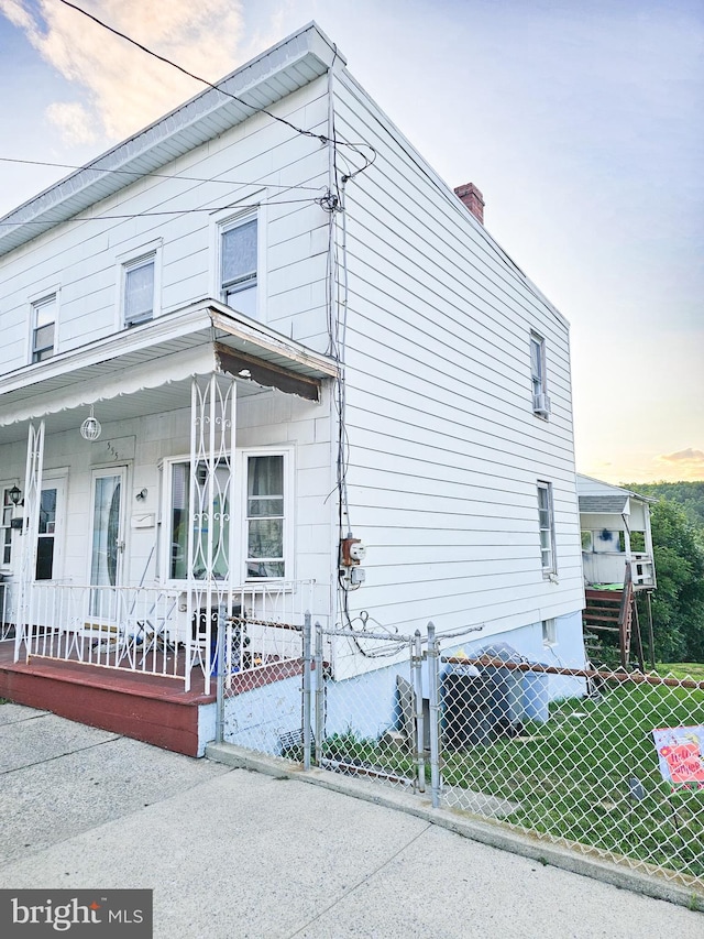 view of front of property featuring a yard and covered porch