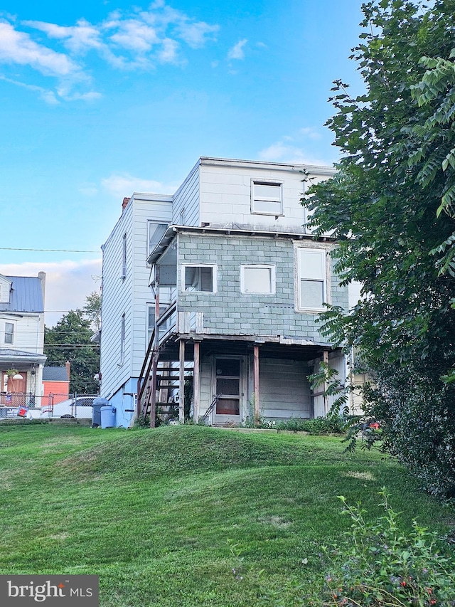 view of front of house with a front lawn