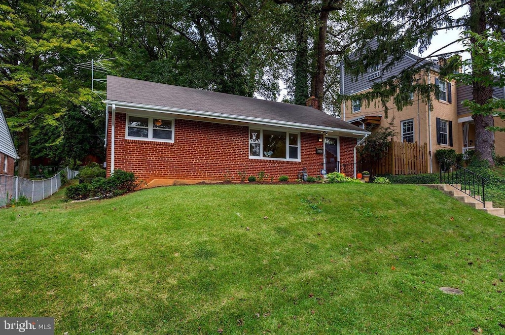 view of front facade with a front yard