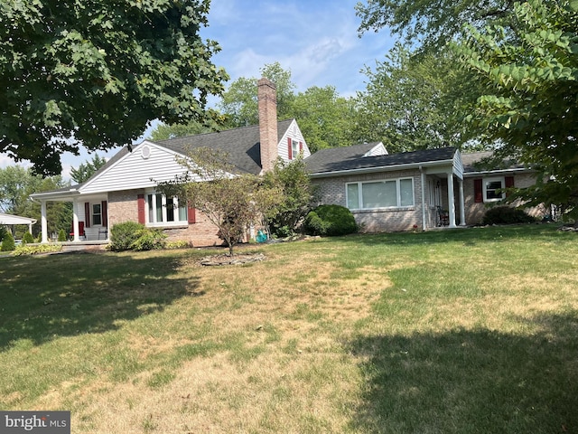 view of front of property with a front lawn