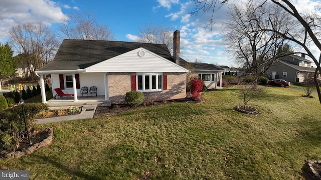 view of front of property featuring a front yard